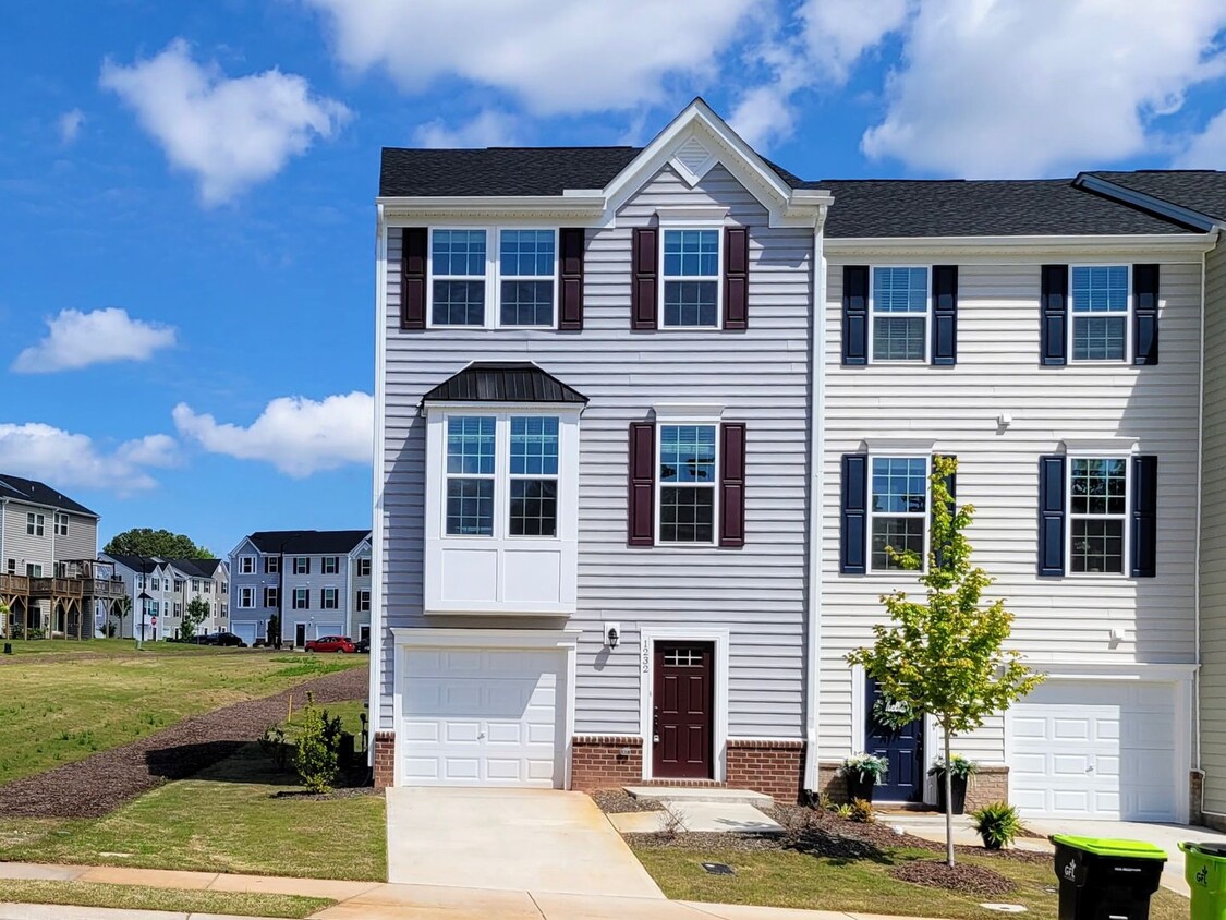 3 Bd, 2.5 Ba End-Unit Townhome Offers Comf... - 3 Bd, 2.5 Ba End-Unit Townhome Offers Comf...