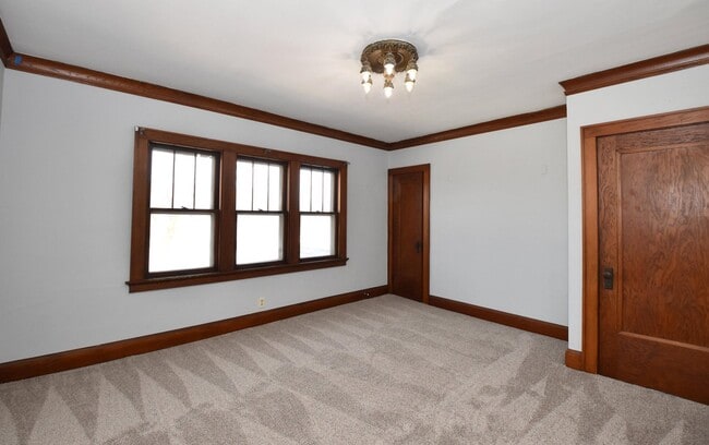 Building Photo - 5831 W Rogers St Unit Upper-B