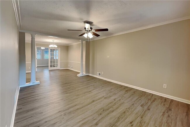 Photo - 2090 Moccasin Way