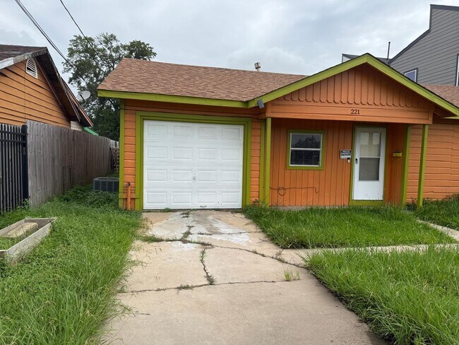 Photo - 221 Noras Ln Casa