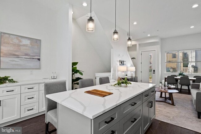 Photo - 2235 Hope St