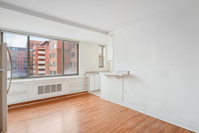 Building Photo - Charming & Bright Studio at River Place North Unit 615