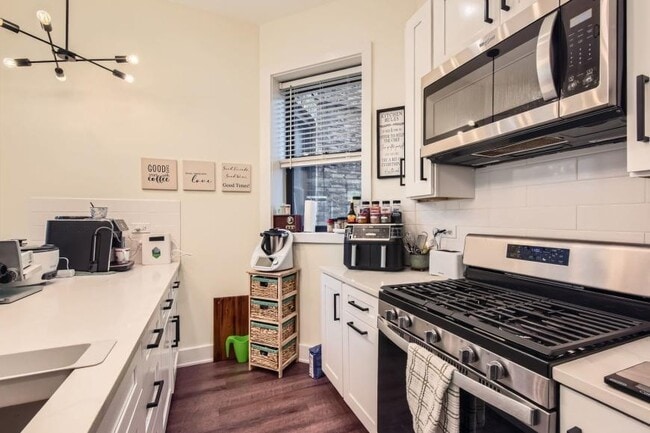 Photo - 5 bedroom in Chicago IL 60613 Unidad 1