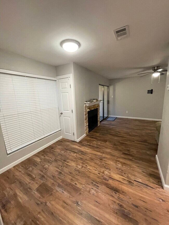 Photo - 821 W Harwood Rd Unidad Condo D