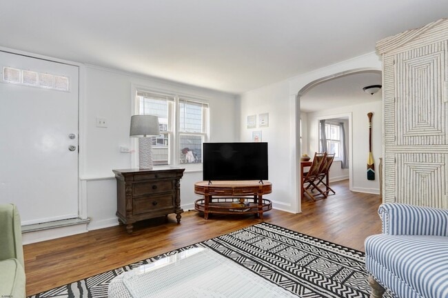 Photo - 10 S Troy Ave