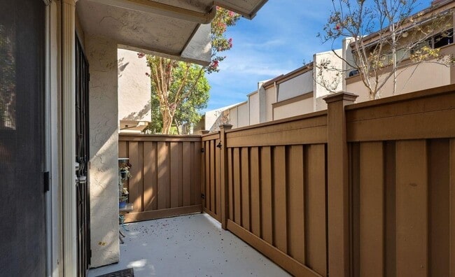 Building Photo - 3549 Castle Glen Dr Unit E