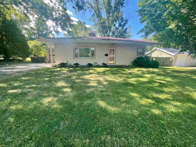 Building Photo - 1822 E 2nd St