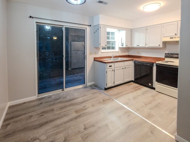 Photo - Lenoir City, 37772 - 2 Bedroom, 2 Full Bath, 1,000 square foot One-Level Condo SHORT TERM LEASE O...