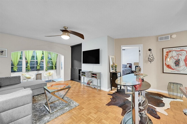 Building Photo - 2200 NE 66th St Unit 1408