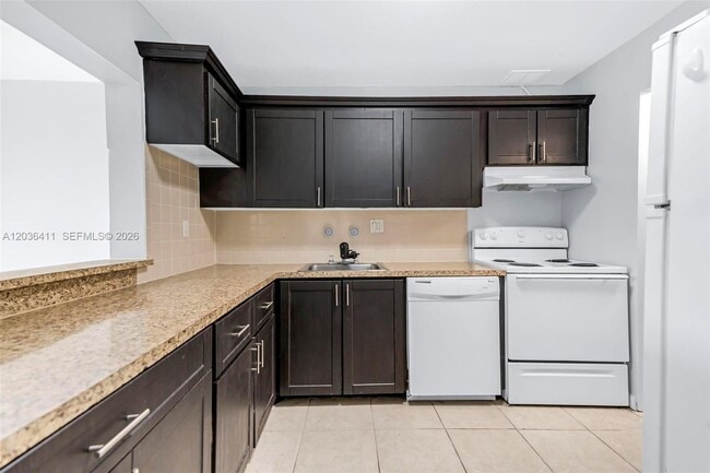 Building Photo - 7900 Fairview Dr Unit 105