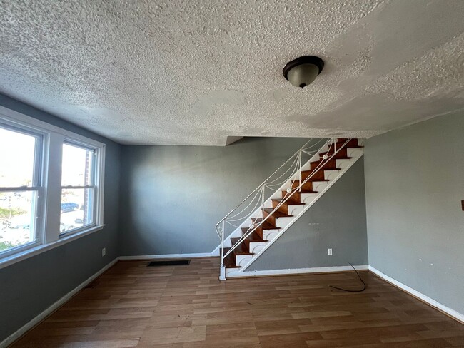 Photo - 6741 Horrocks St