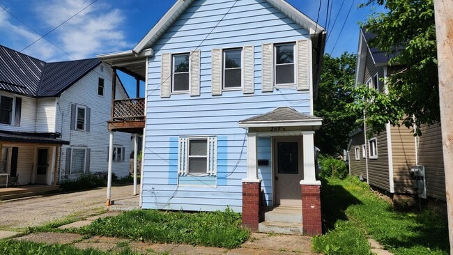 Building Photo - 212 1/2-207 1/2 N 11th St Unit Apartment 207 1/2; Upper