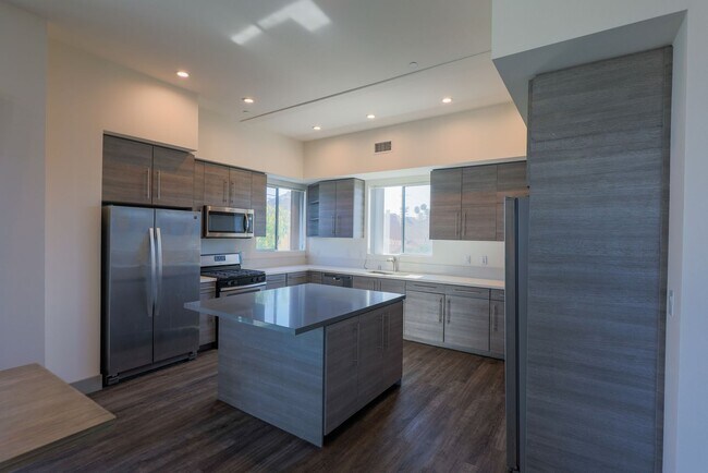 1208 W 25th St