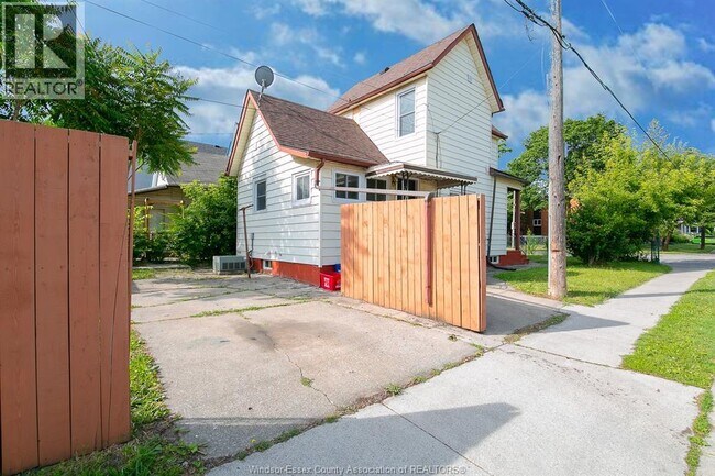 Photo - 402 Aylmer Ave