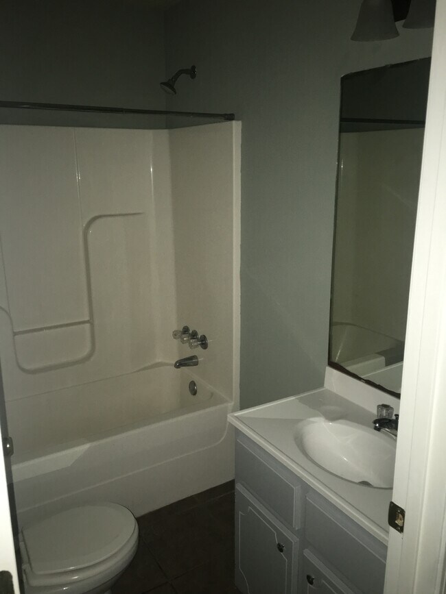 Guest Bath - 304 N Cummings St