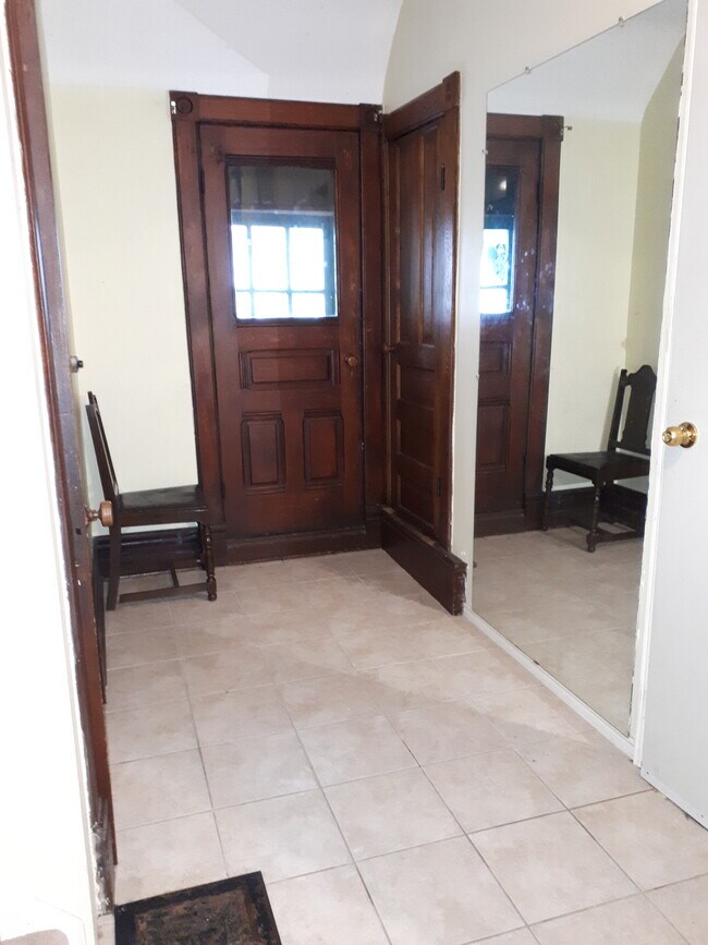 Entrance - 15 Courtland Av W Unit Upper