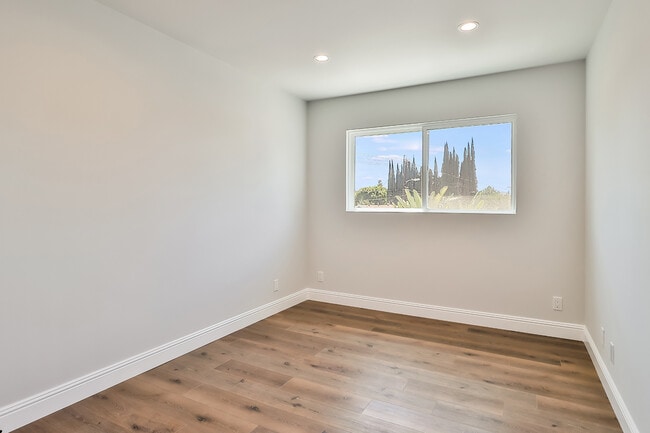 Photo - 7702 Mason Ave