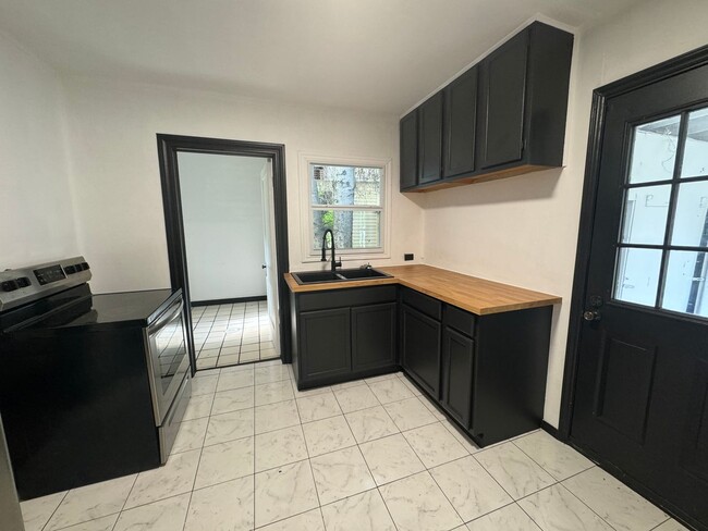 Photo - 2 Bedroom 1 Bath with Hardwoods for Rent