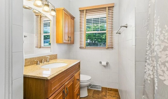 Photo - 1915 W 38th Pl