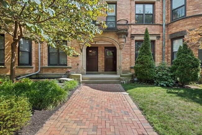 Building Photo - 1757 Beacon St Unit 3