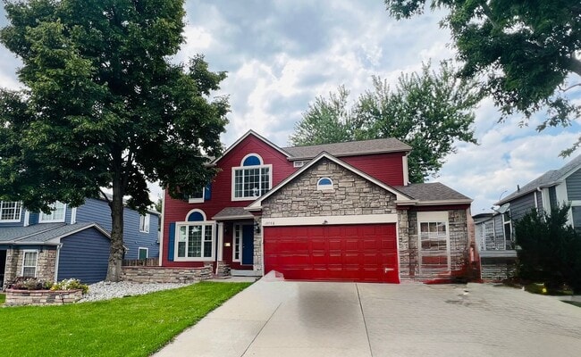 Building Photo - Gorgeous 5 Bedroom, 4 Bath Home on the Edg...