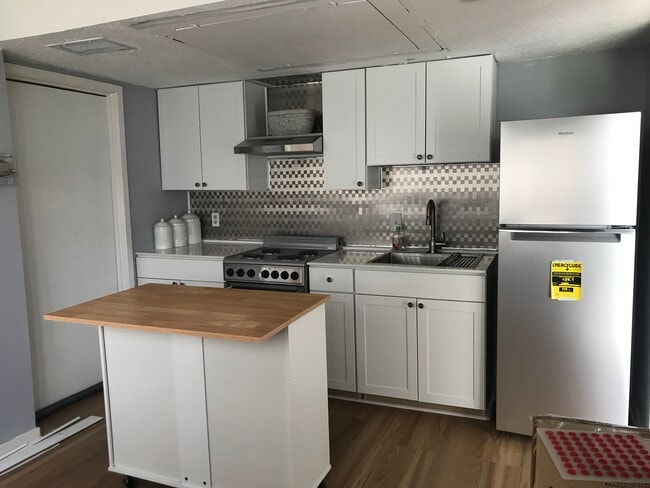 Kitchen - 454 Racine Dr Unit 104A