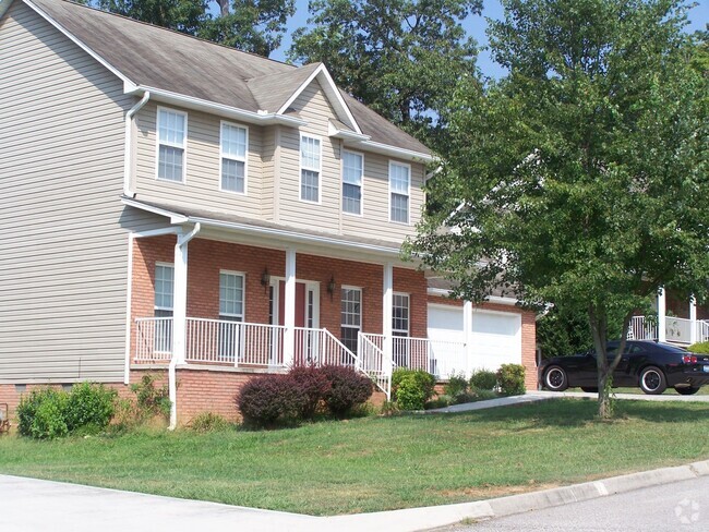 Building Photo - 3 bed, 2.5 bath, 2 car garage 2 story home...