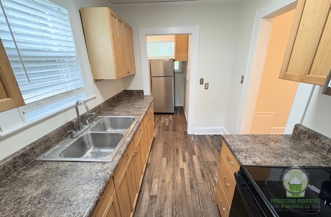 Photo - 307 E Blue Ridge Dr