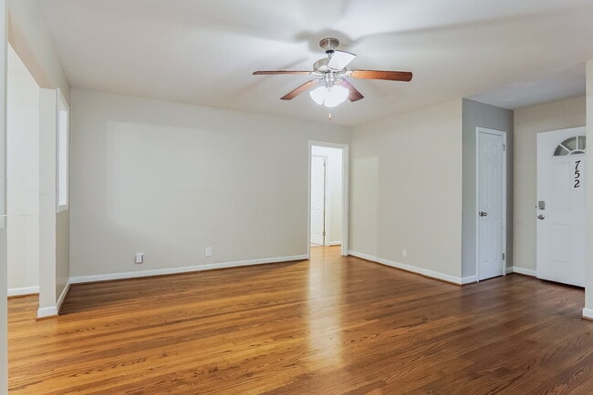 Photo - 752 Barclay Ln