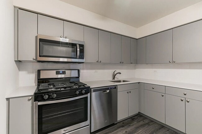 Building Photo - 711 S Milwaukee Ave Unit 204