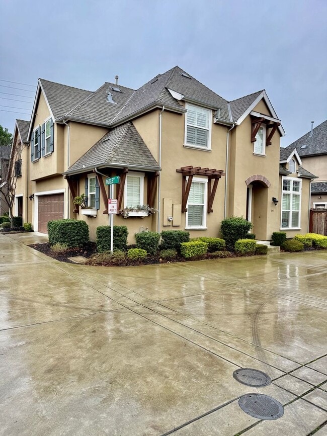 Building Photo - 3 bed plus den patio home