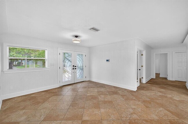 Photo - 516 W Davis Blvd