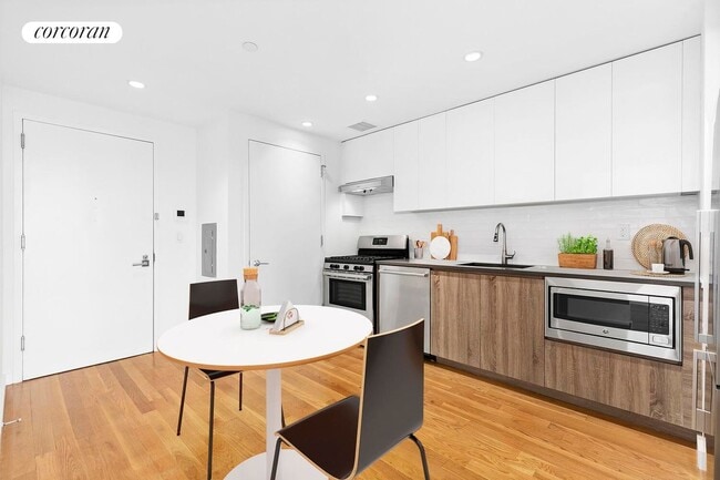 Photo - 247 N 7th St