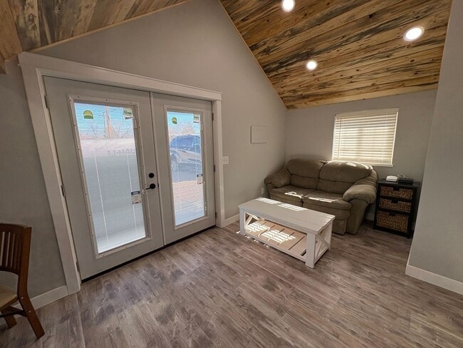 Photo - 1607 E 13th St Unit Apt B