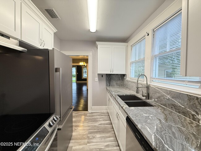 Photo - 4541 Woolman Ave