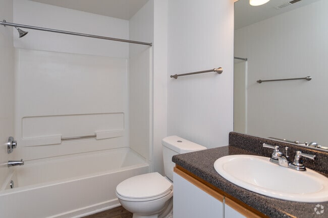 2BR, 2BA - 1049SF