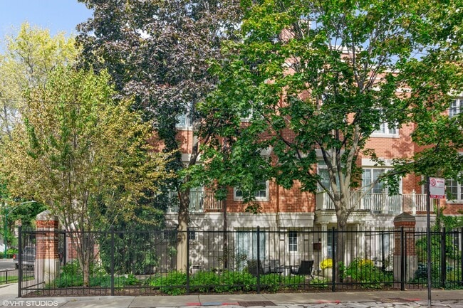 Building Photo - 1450 W Wrightwood Ave