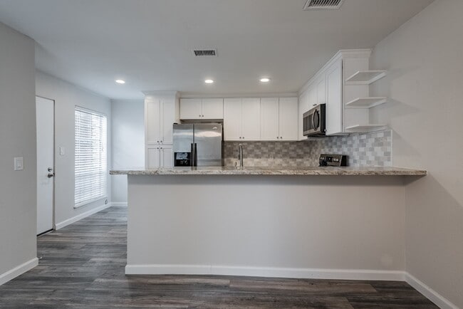 Photo - 2121 Fountain View Dr