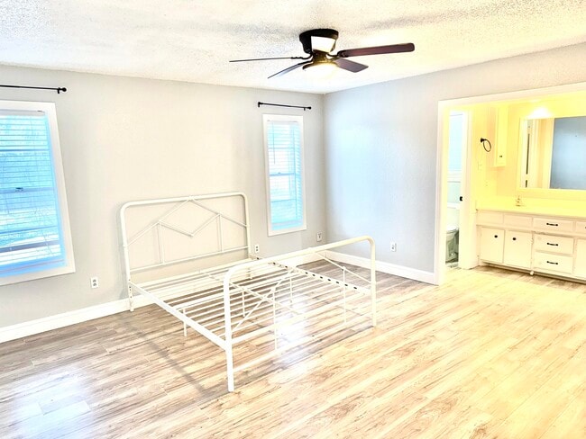 Photo - 5415 73rd St