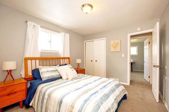 Photo - FULLY FURNISHED ACED 3 BED 1.5 BATH SINGLE...