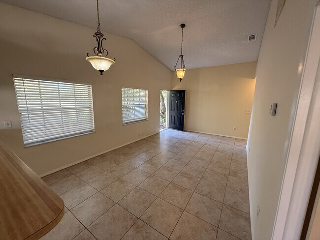 Photo - 945 Burlwood St