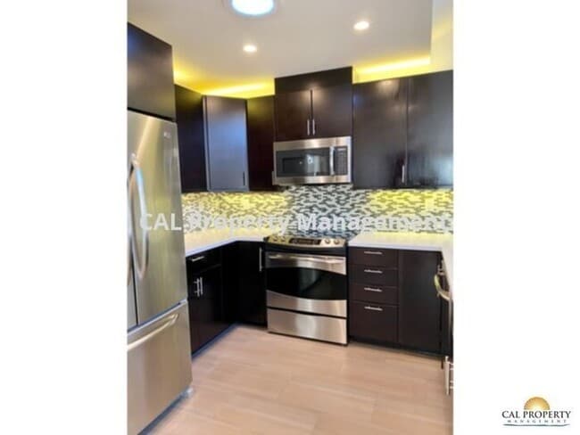 Building Photo - Stunning 2 Bed/2 Bath Condo Located in Mon...