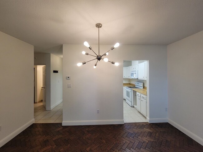 Photo - Stylish 2 Bed 1 Bath Midtown Apartment