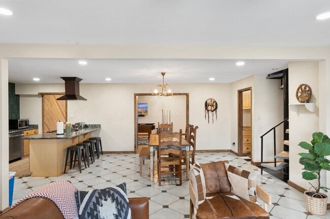 9 E Del Rio Dr