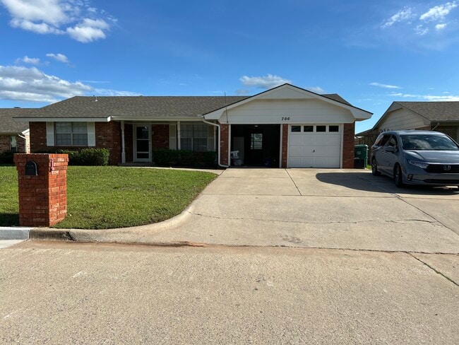 Photo - 700 Victoria Dr House