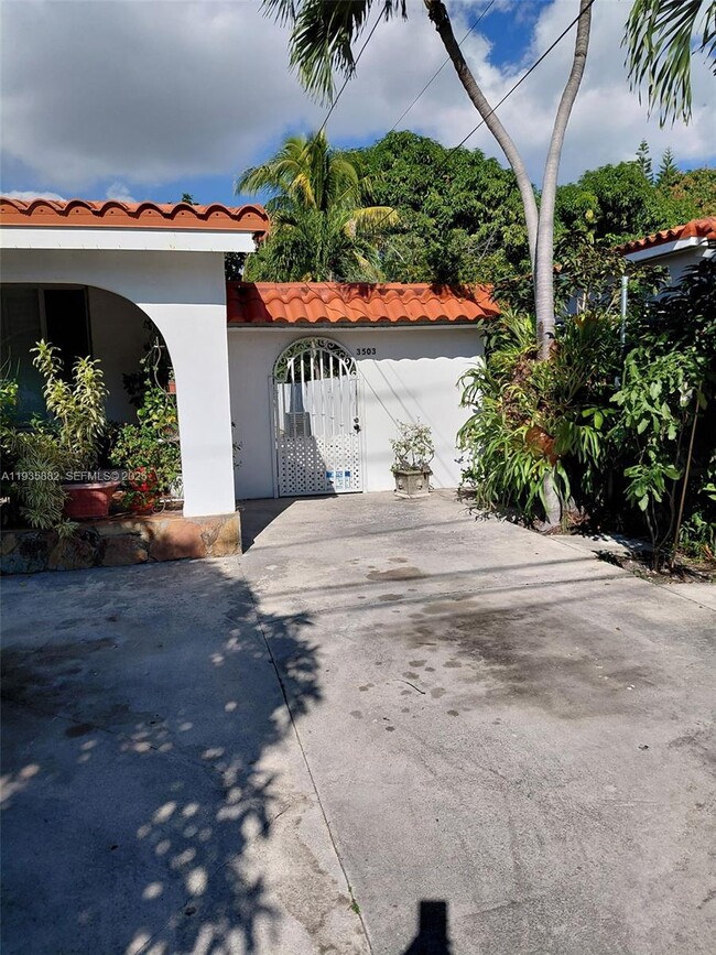 Building Photo - 3503 SW 24th St Unit 3503