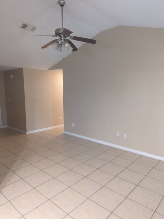Photo - 2560 Kingston Rd