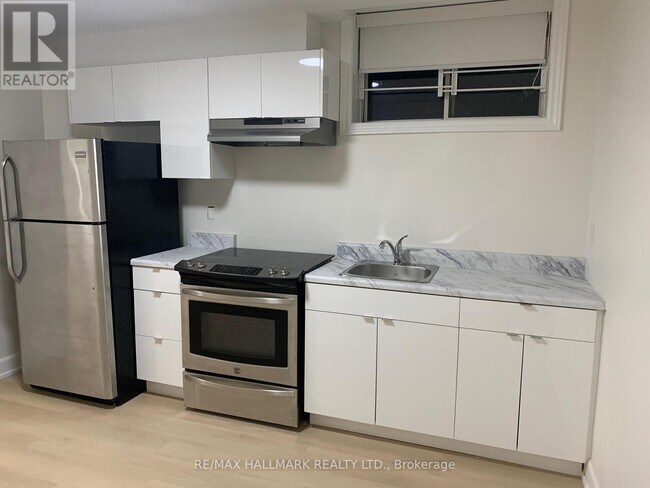 Photo - 118 Fairholme Ave