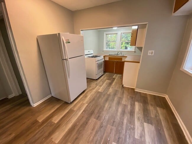 Photo - Bright 3BR+2BA Bungalow by Downtown