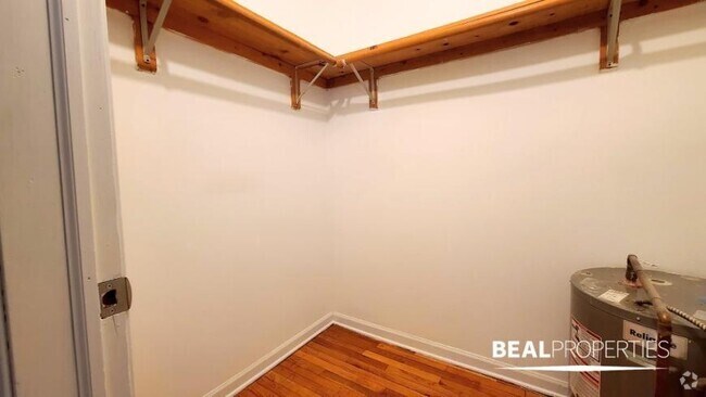 Building Photo - 2 bedroom in CHICAGO IL 60657 Unit 204 Rental